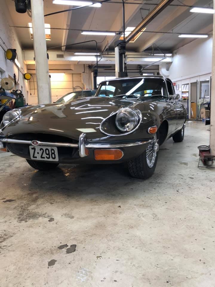 Klassisk Jaguar E-Type i verkstedmiljø.