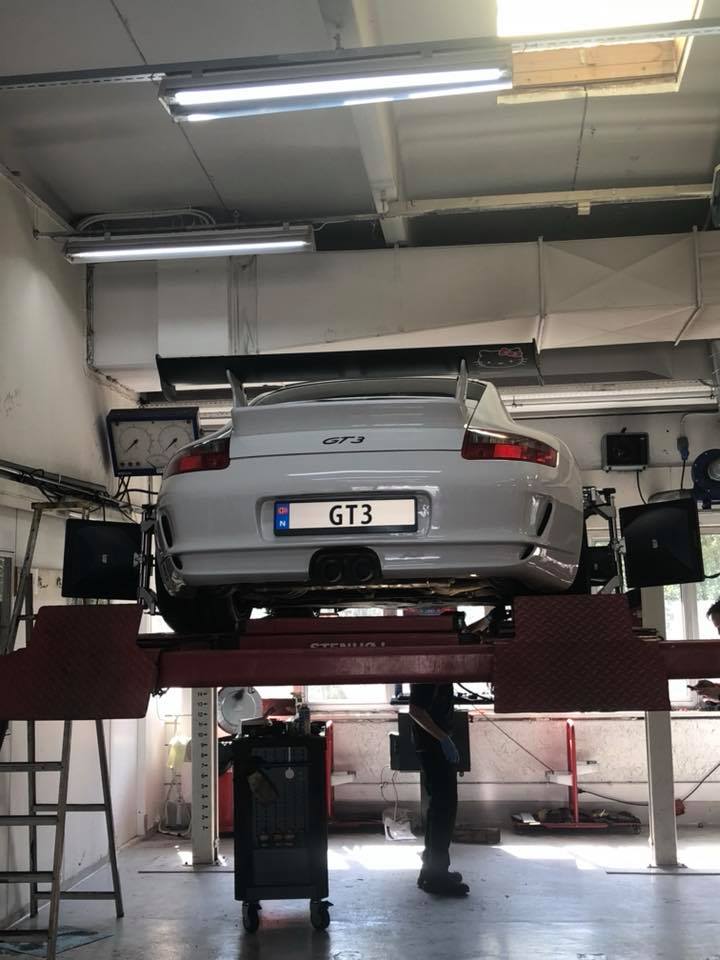 GT3 Porsche på bilverksted.