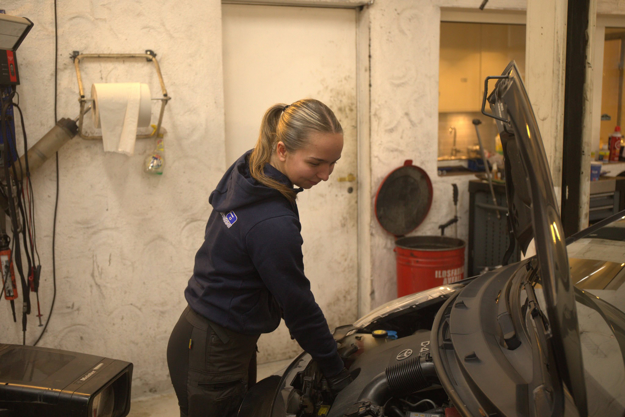 Reparasjon av bil på verksted, mekaniker jobber med bilmotor, bilservice, bilreparasjon, Søreidebil, bilverksted, auto reparasjon, bilservice i Norge.
