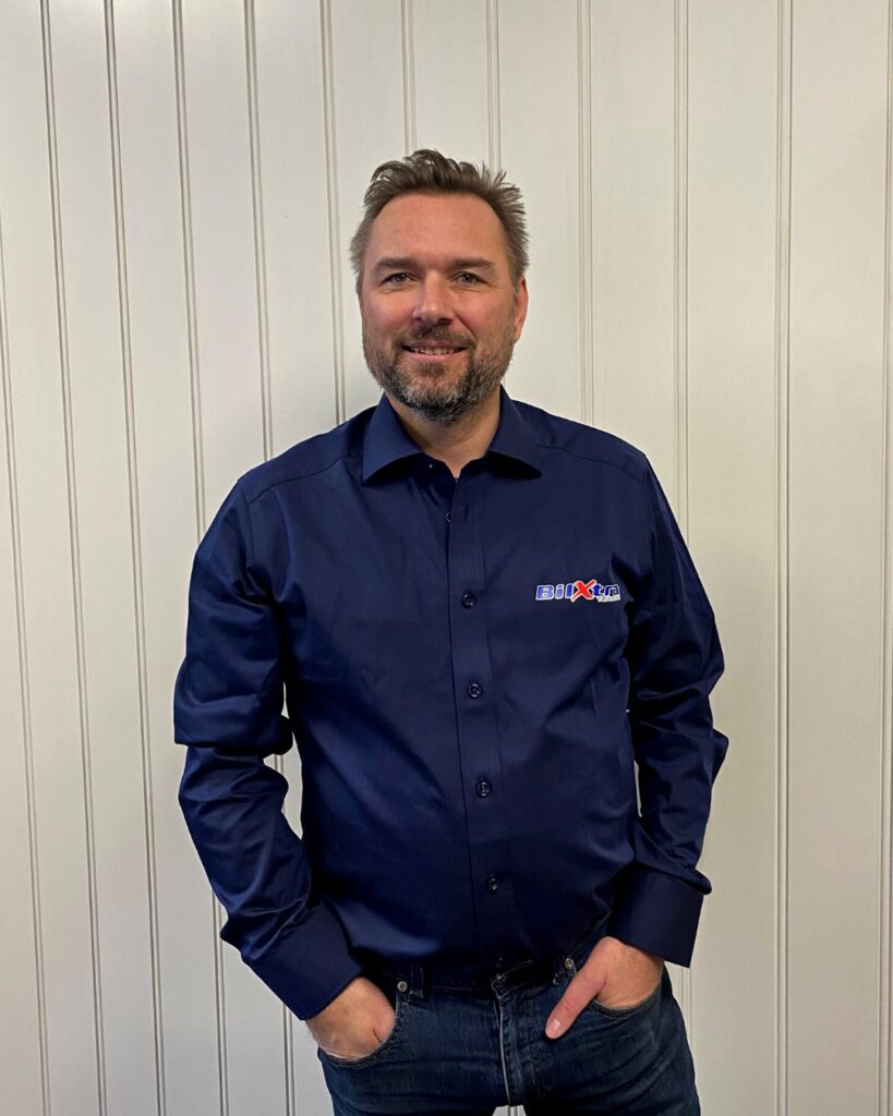 Elektriker i Søreidebil med blå arbeidsjakke som har BilXtra logo.