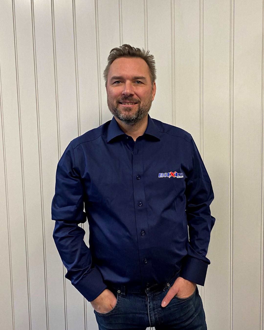 Elektriker i Søreidebil med blå arbeidsjakke som har BilXtra logo.